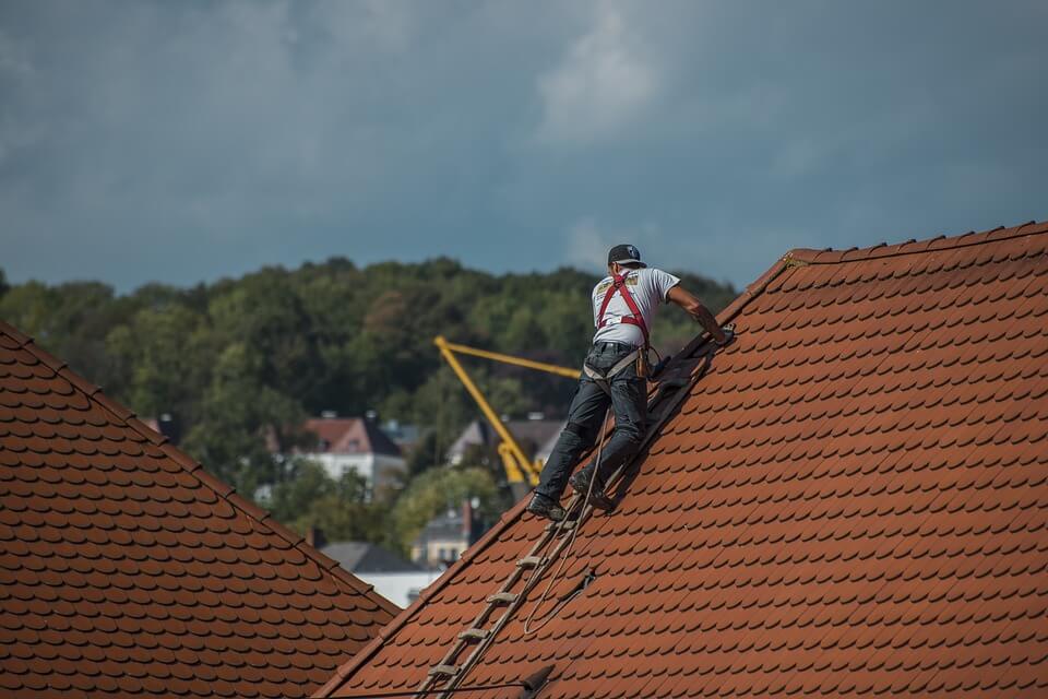 Roofer on a roof. Image by Pixabay