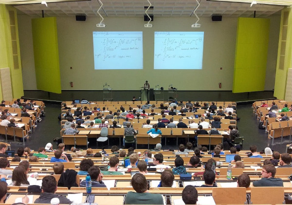 universtiy lecture, lots of students