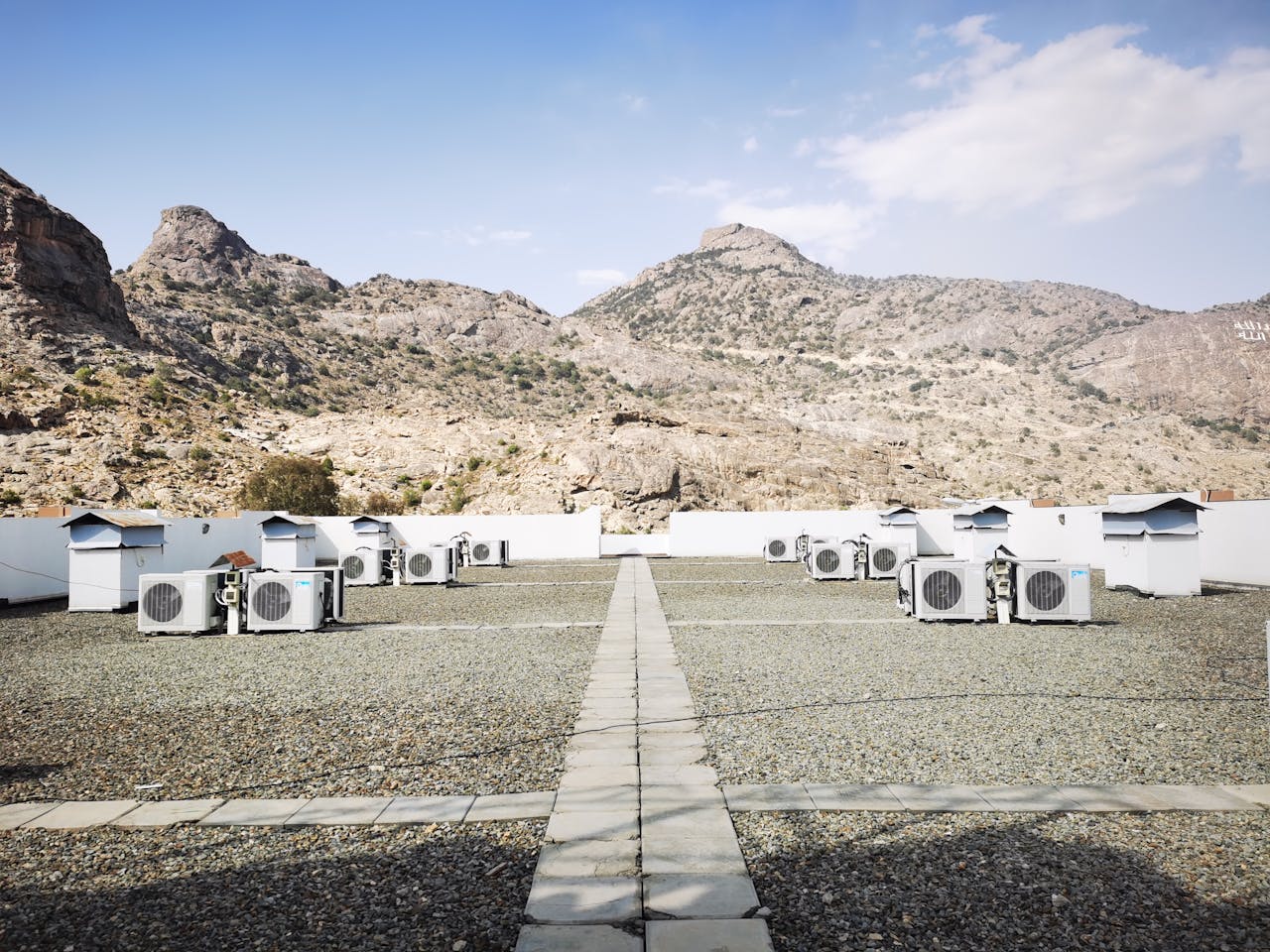 Row of rooftop air conditioner units on a commercial building. Image via Pexels
