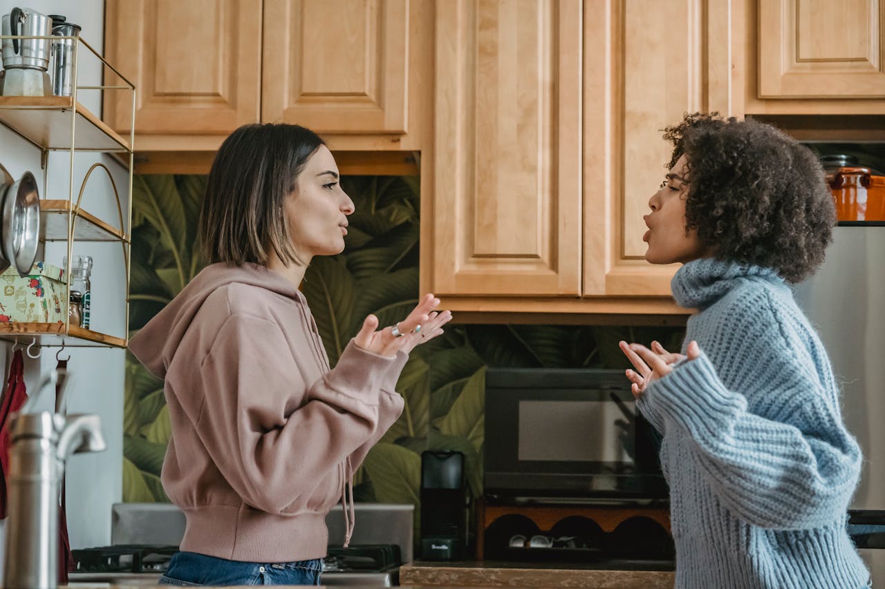 2 people having an argument in a kitchen. Image by Pexels