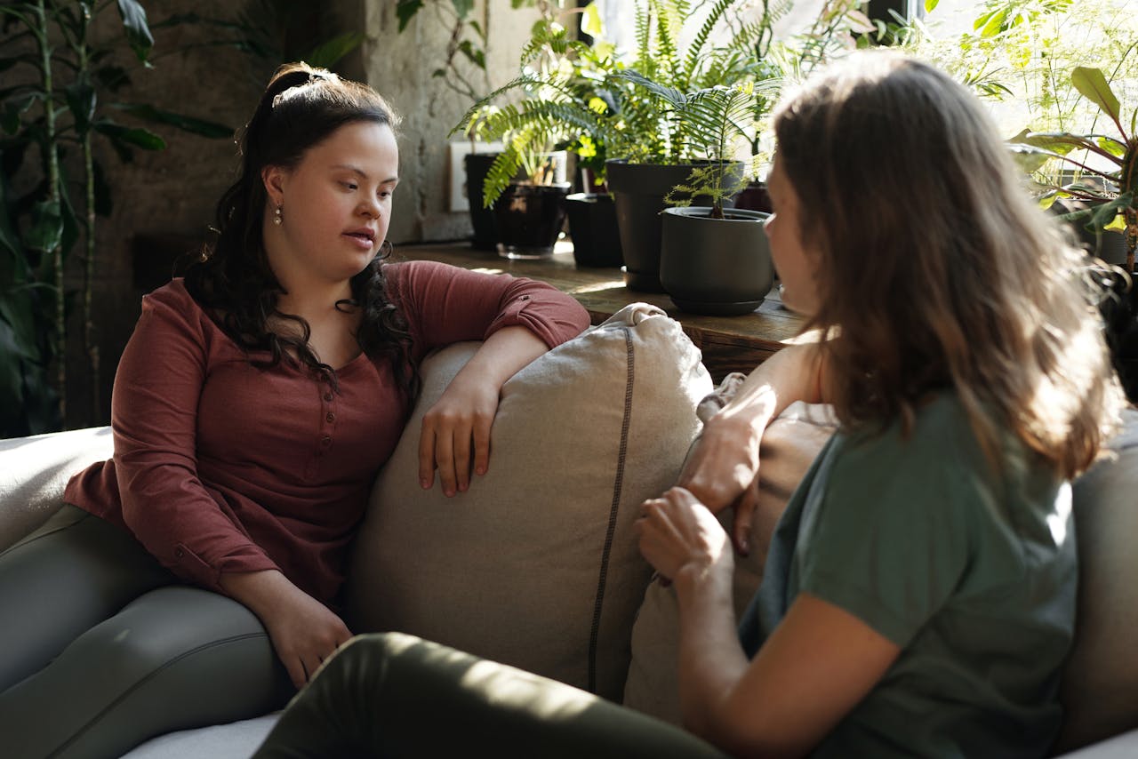 2 people chatting on a couch. Image by Pexels