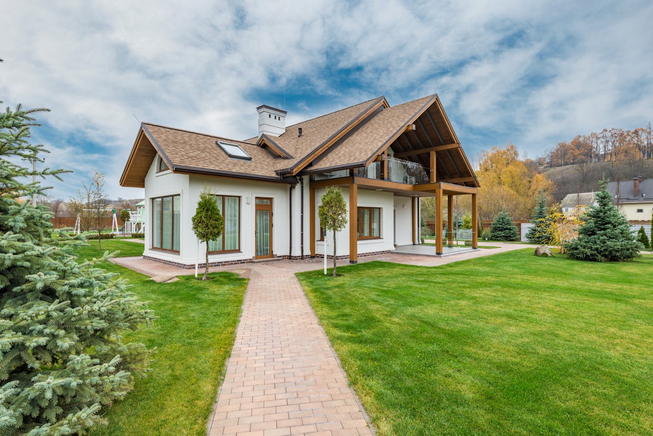 White cottage house with courtyard. Image by Pexels