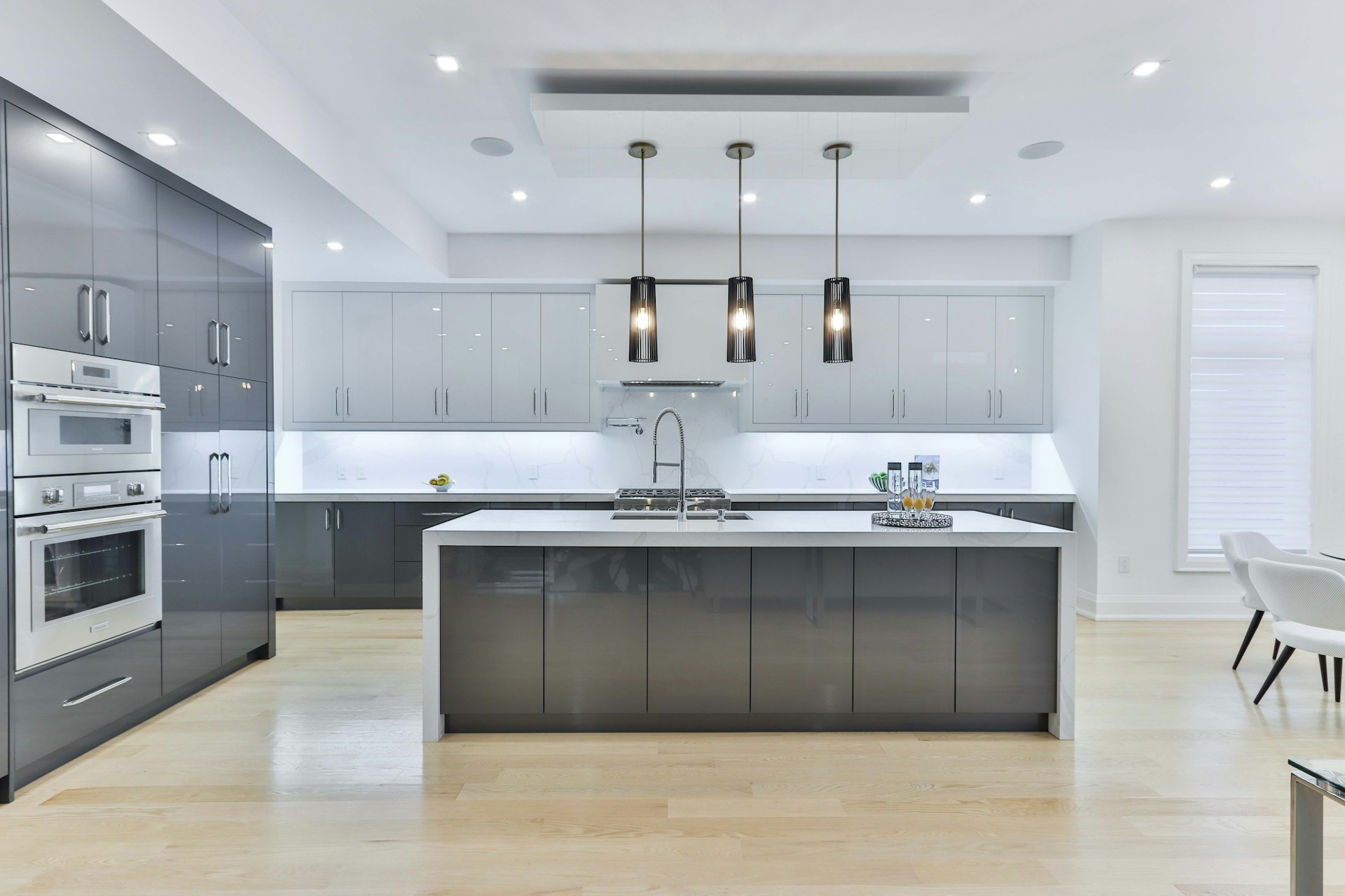 Grey and white kitchen. Image by Unsplash.