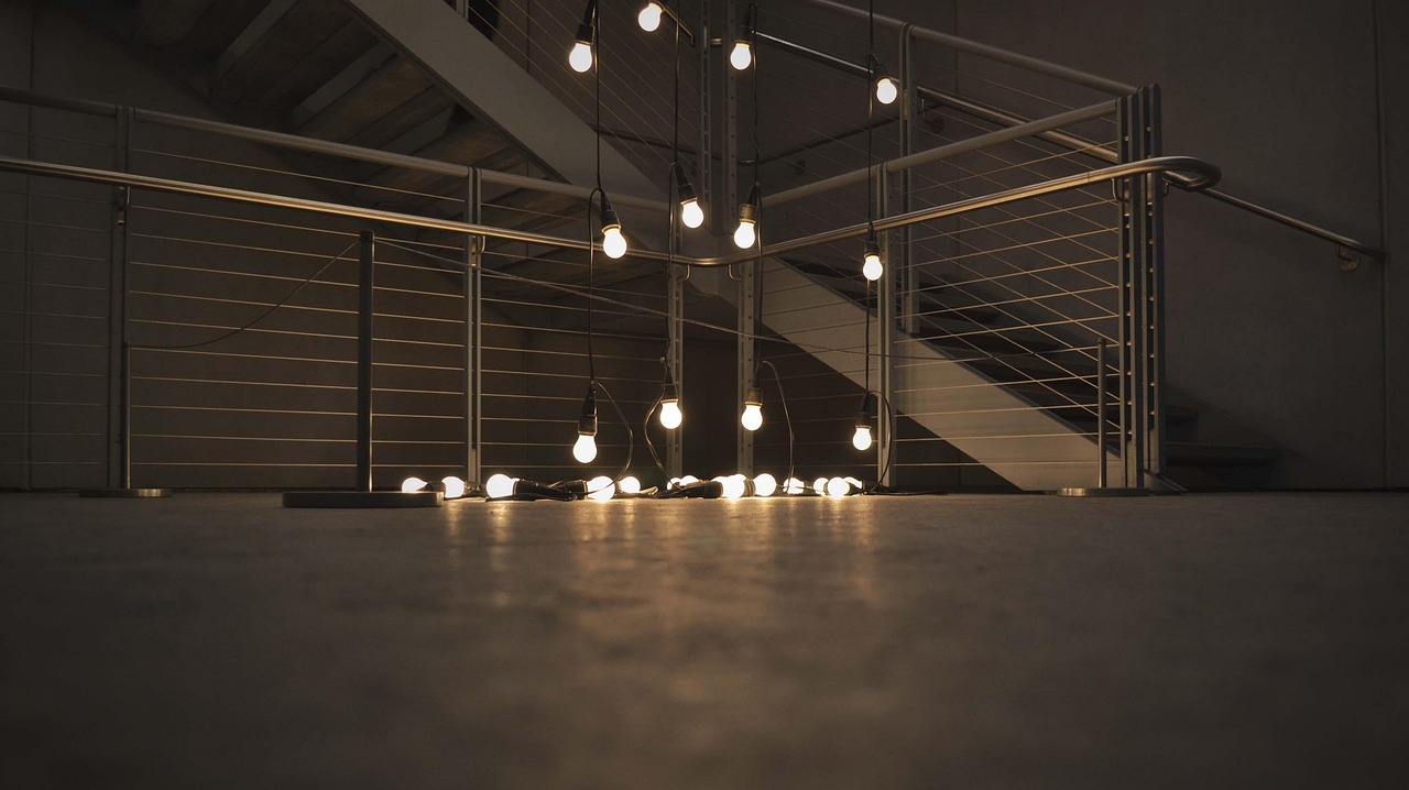 Illuminated lightbulbs. Image by Pixabay