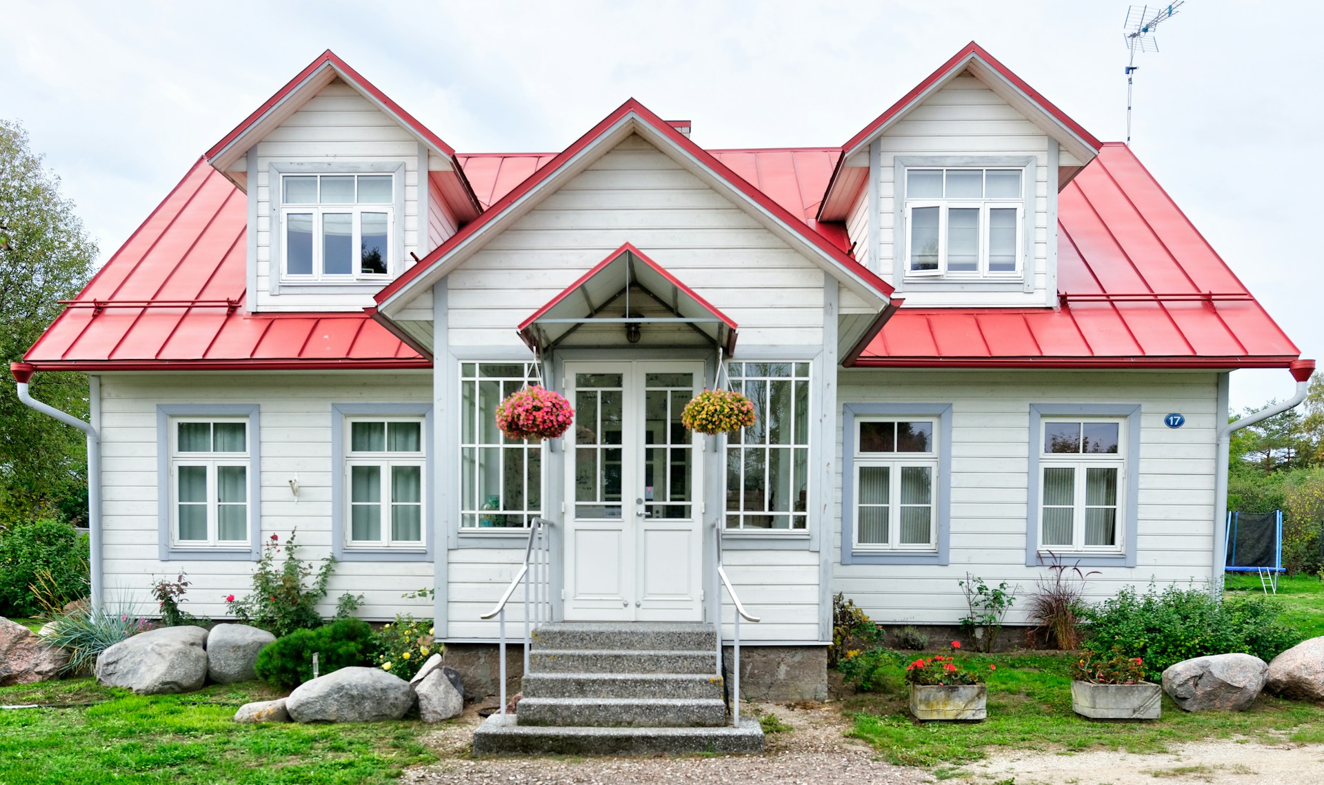 A white and red modern house with a clean exterior. Image by Unsplash