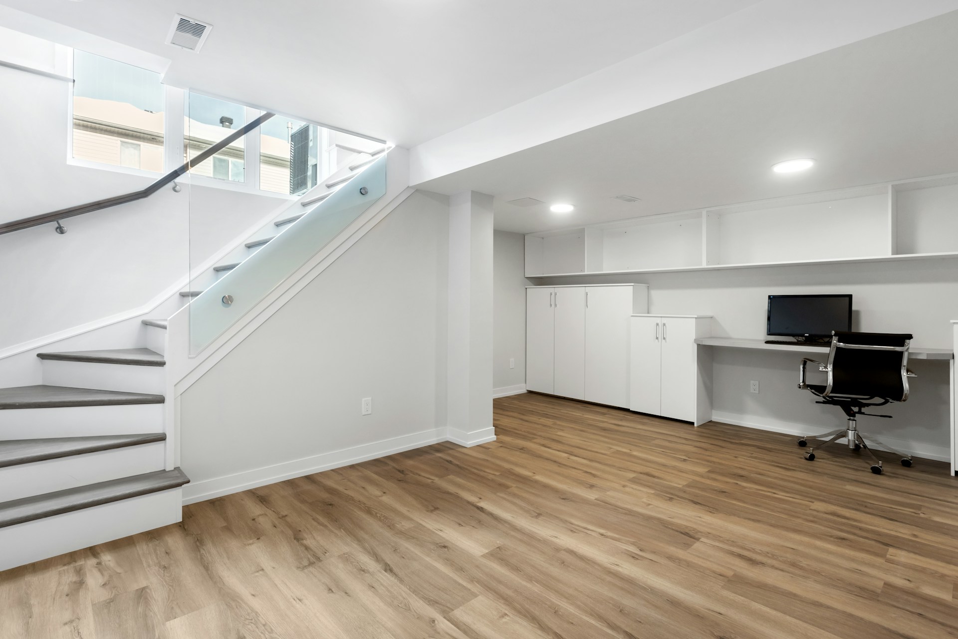 Finoshed basement, office. Image by Unsplash