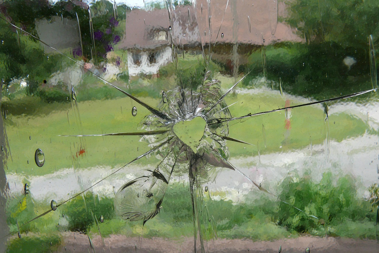 Cracked glass on a window, heart. Image by Pixabay