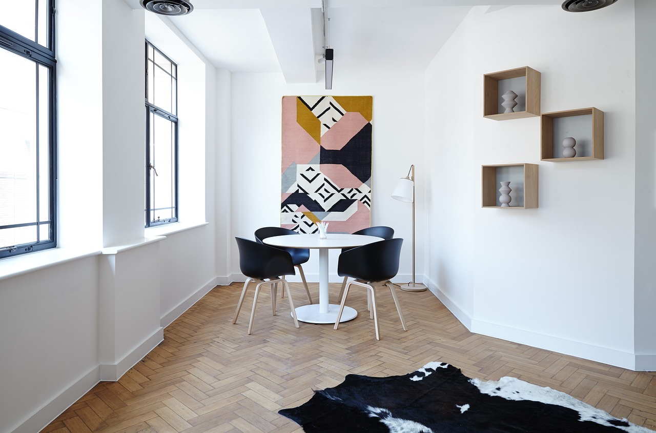 chairs and table in lvingroom. Image by Pixabay