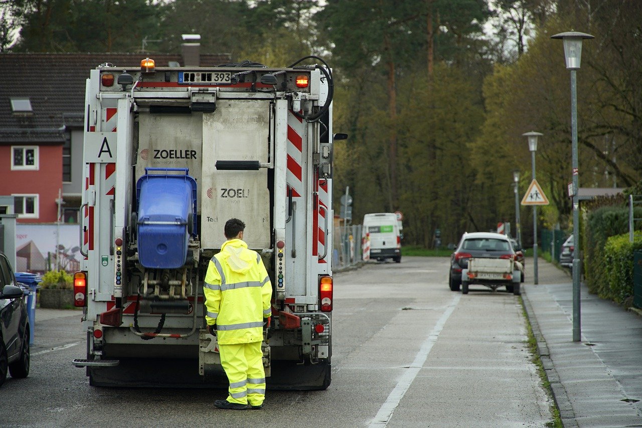 garbage truck and a worker. Image by Pixabay