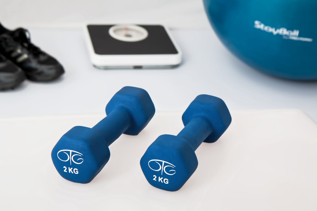 2 blue 2 kg hex dumbbells. Image by Pexels