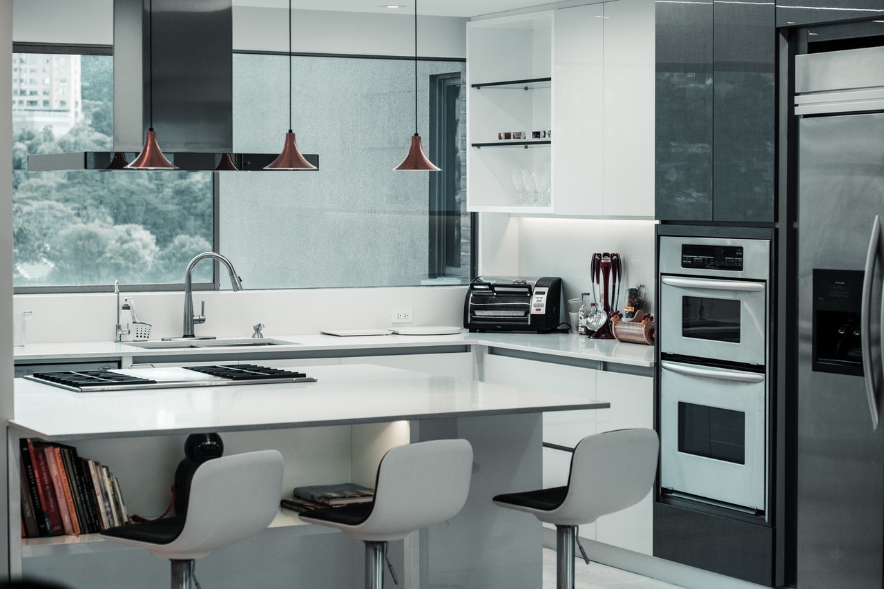 Black and white kitchen, Image by Pexels