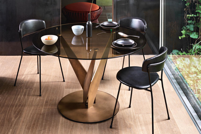 Modern round diningroom table and chairs. Image by Roomservice360.com