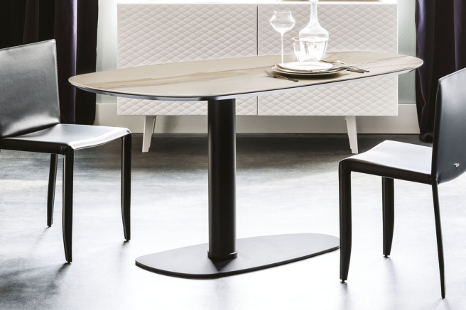 Modern oval diningroom table. Image by Roomservice360.com