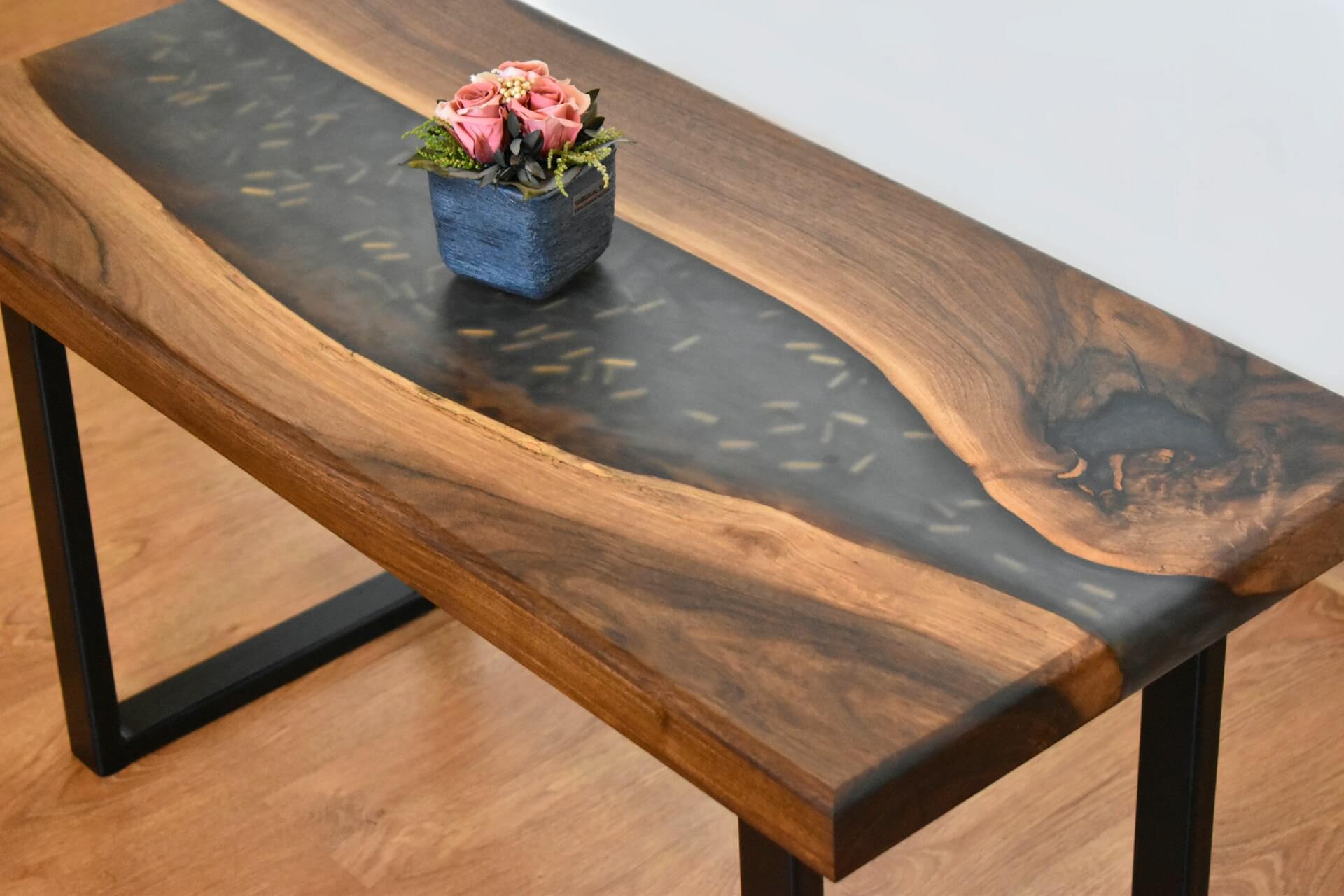 Epoxy wooden table. plant on top. Image by Unsplash