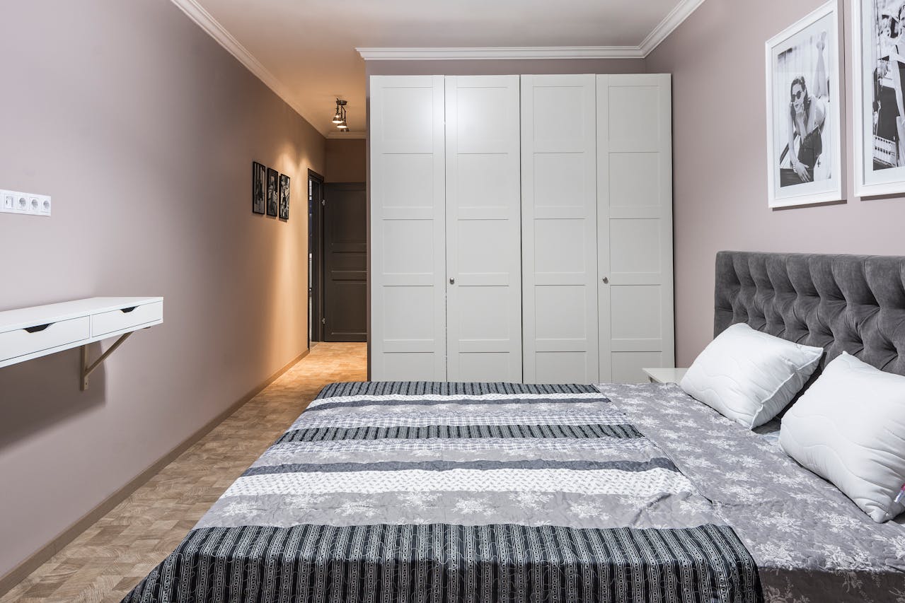 Bedroom with storage. Iamge by Pexels