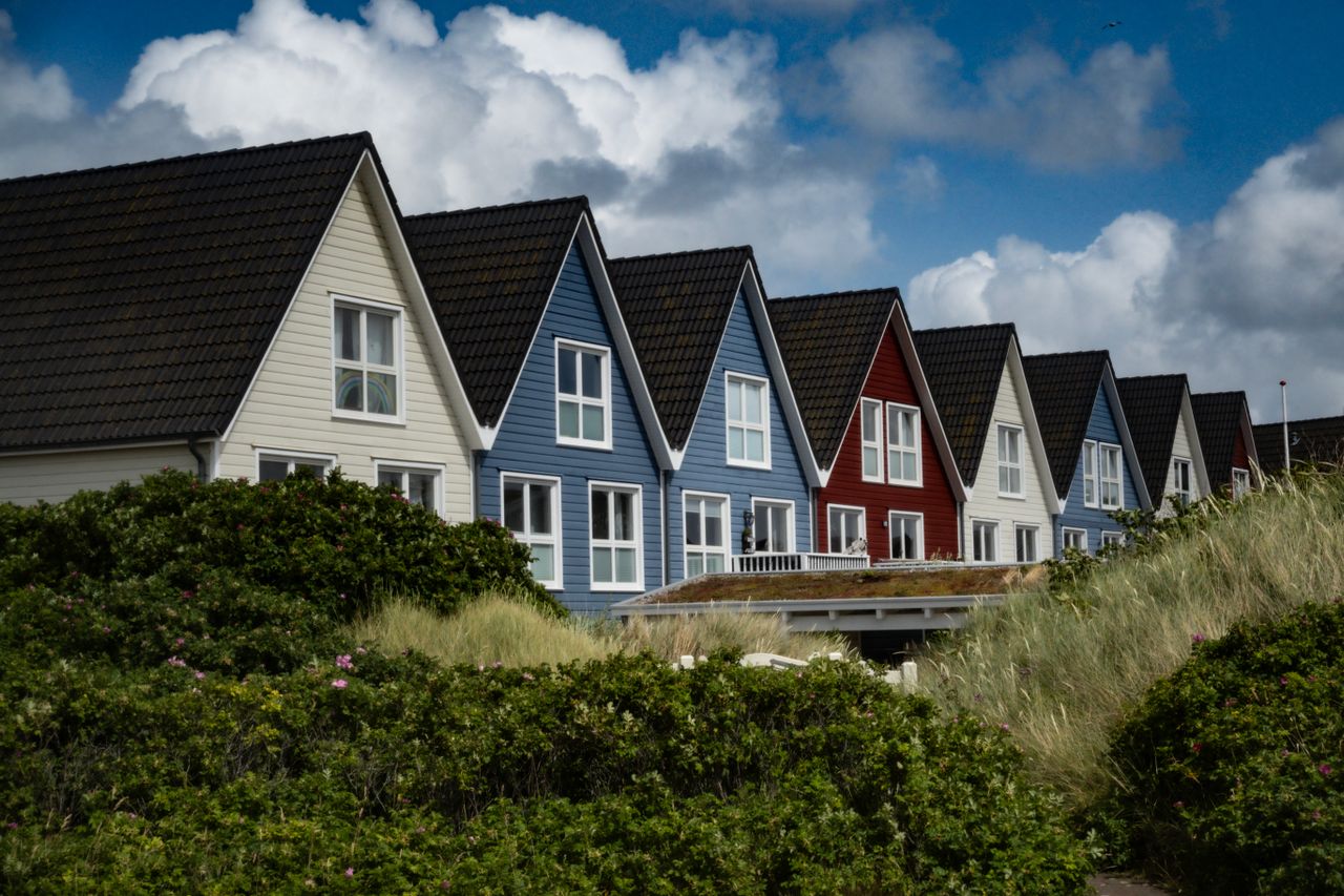 Homes in an HOA community being considered as a rental property investment. Image by Pexels