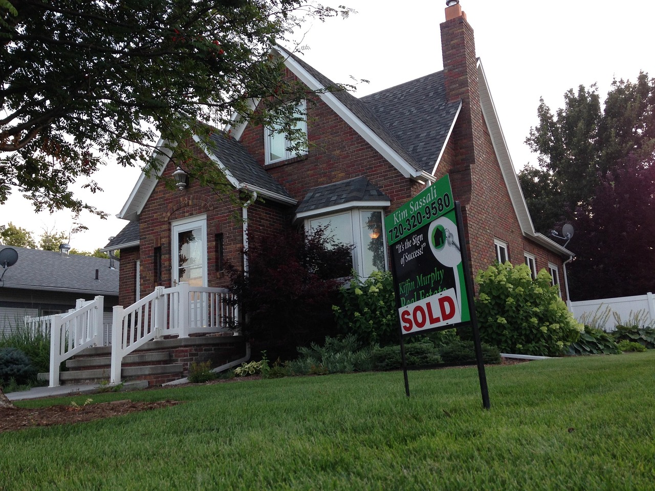 Brick house for sale. Image by Pixabay