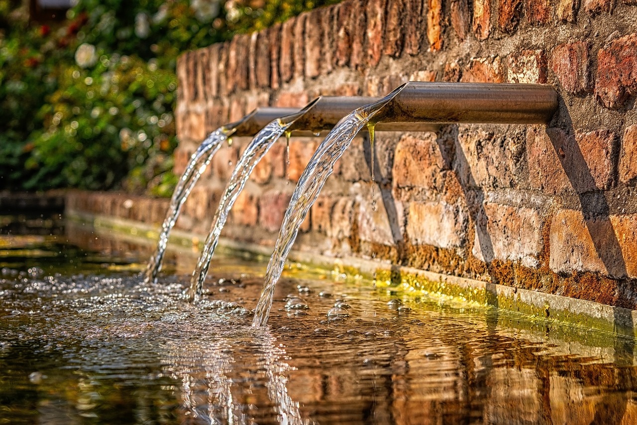 Ffountain, water flow. Image by Pixabay