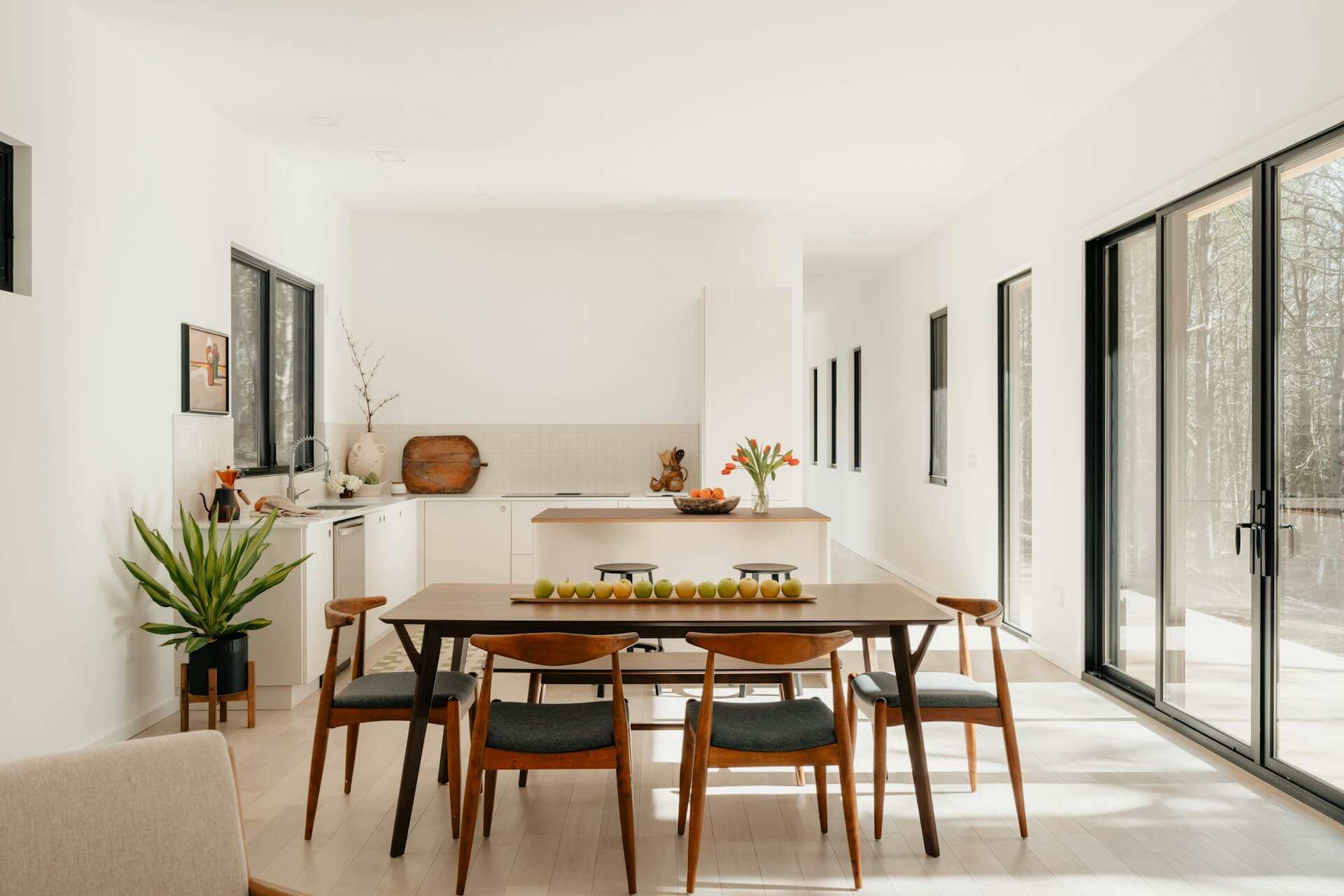 Kitchen and dining area. Image by Unsplash