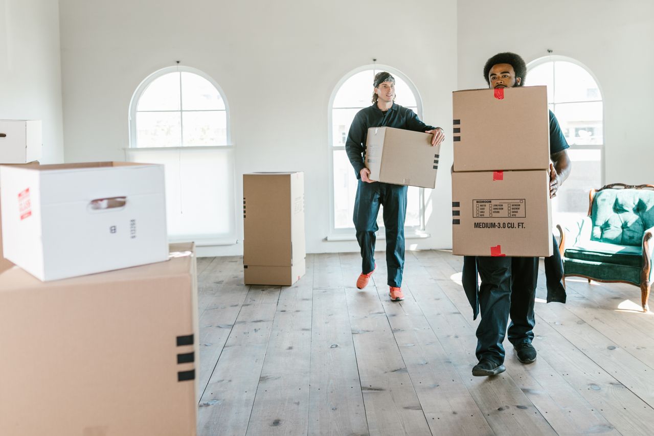 People moving boxes. Image by Pexels