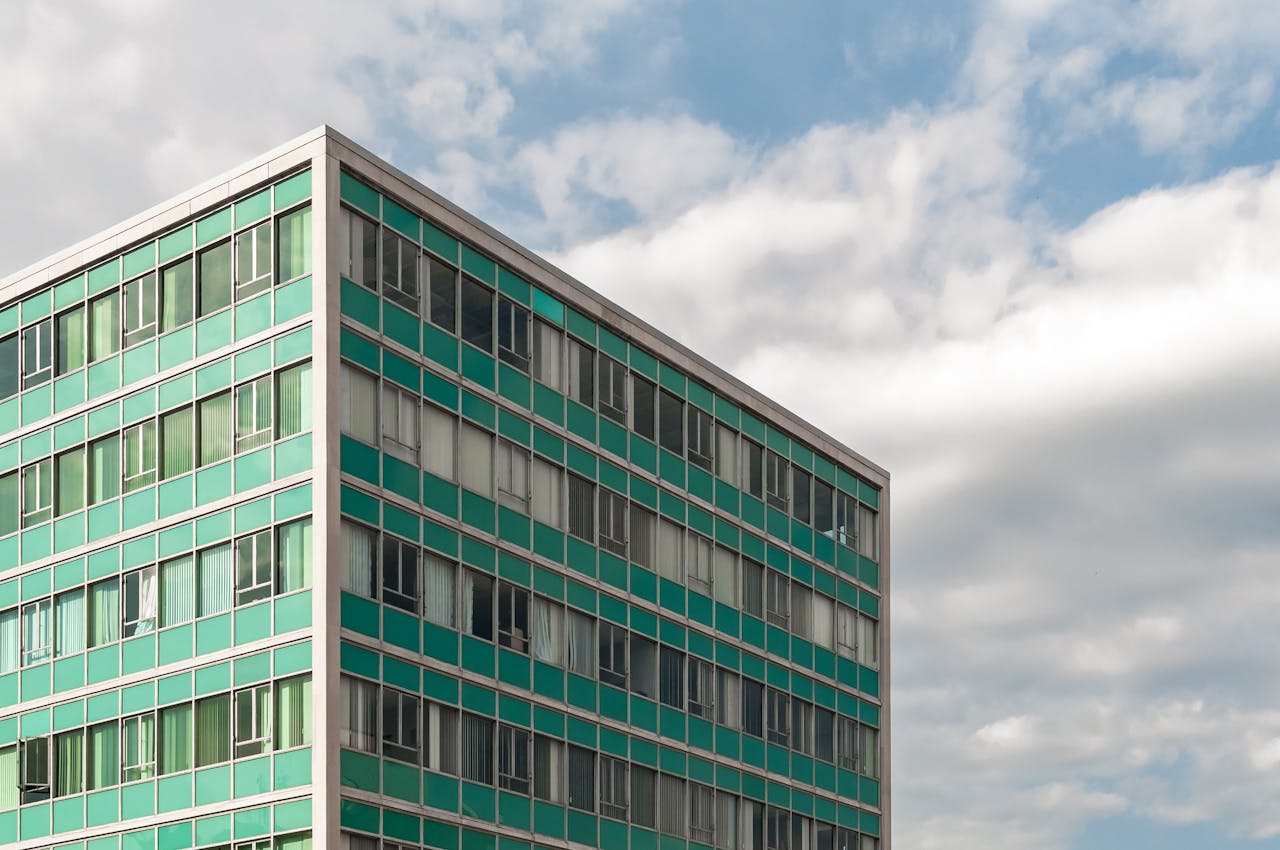 Green building, cloudy sky. Image by Pexels