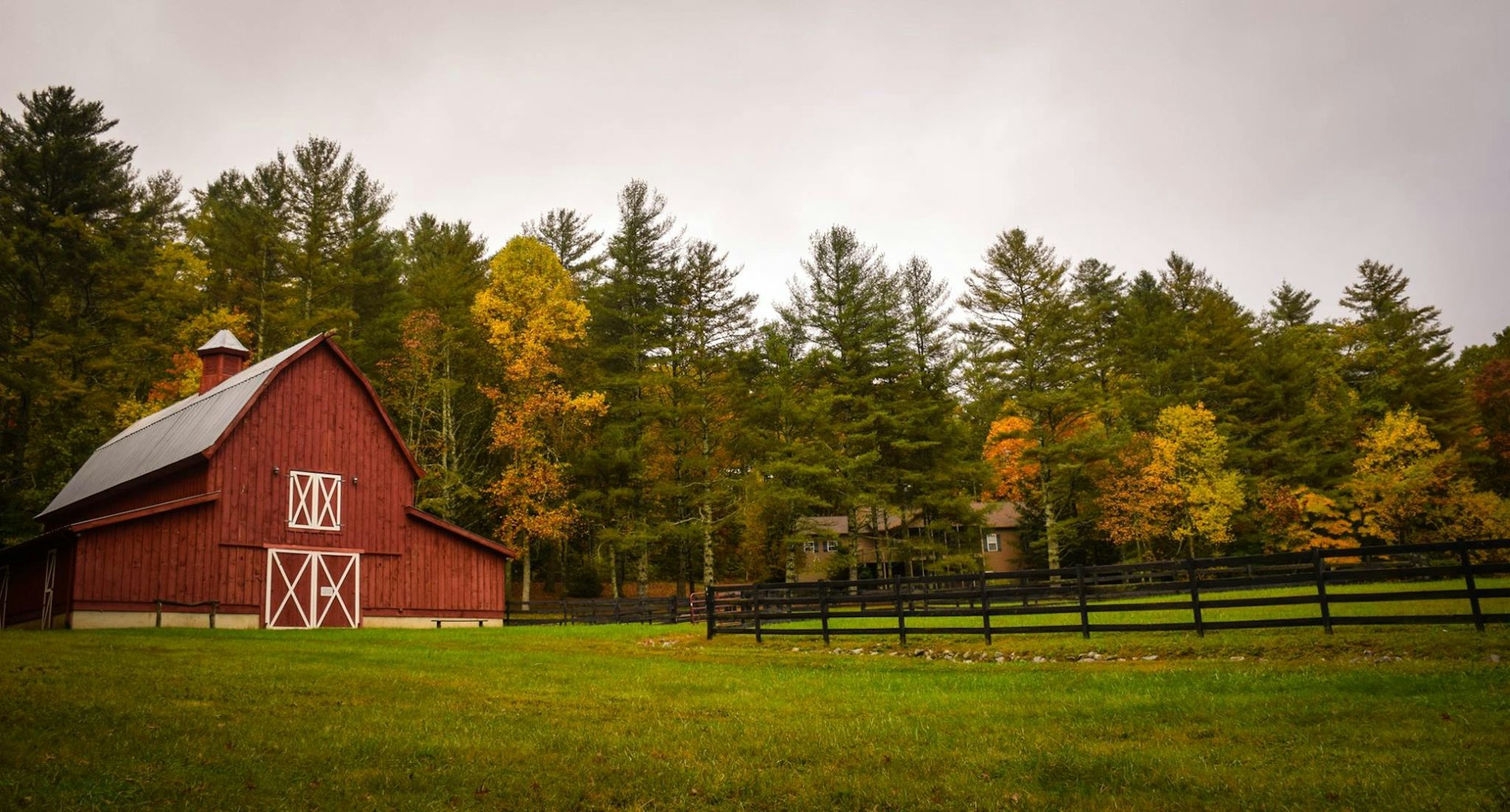 Red barn, green lawn. Image by Unsplash