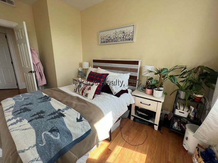 2 Bedroom Apartment for Rent in Somerville - Near Porter, MA