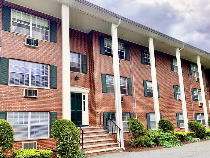Arlington - Clean and quiet 1 bedroom with 1 car parking included!