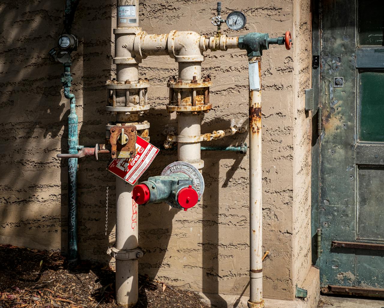 Valves and pipes, rust. Image by Pexels