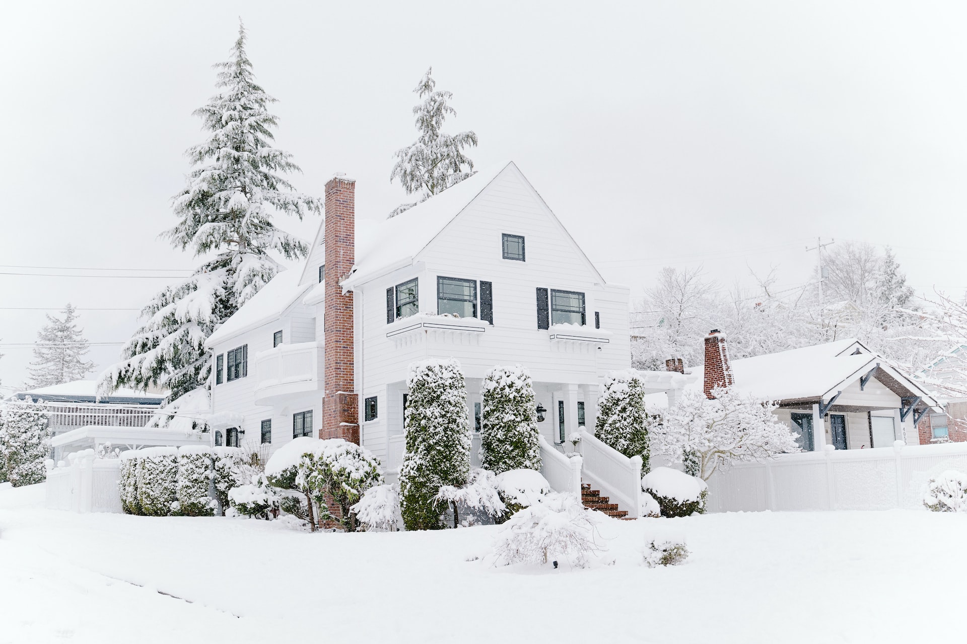 white house, lots of snow on the ground