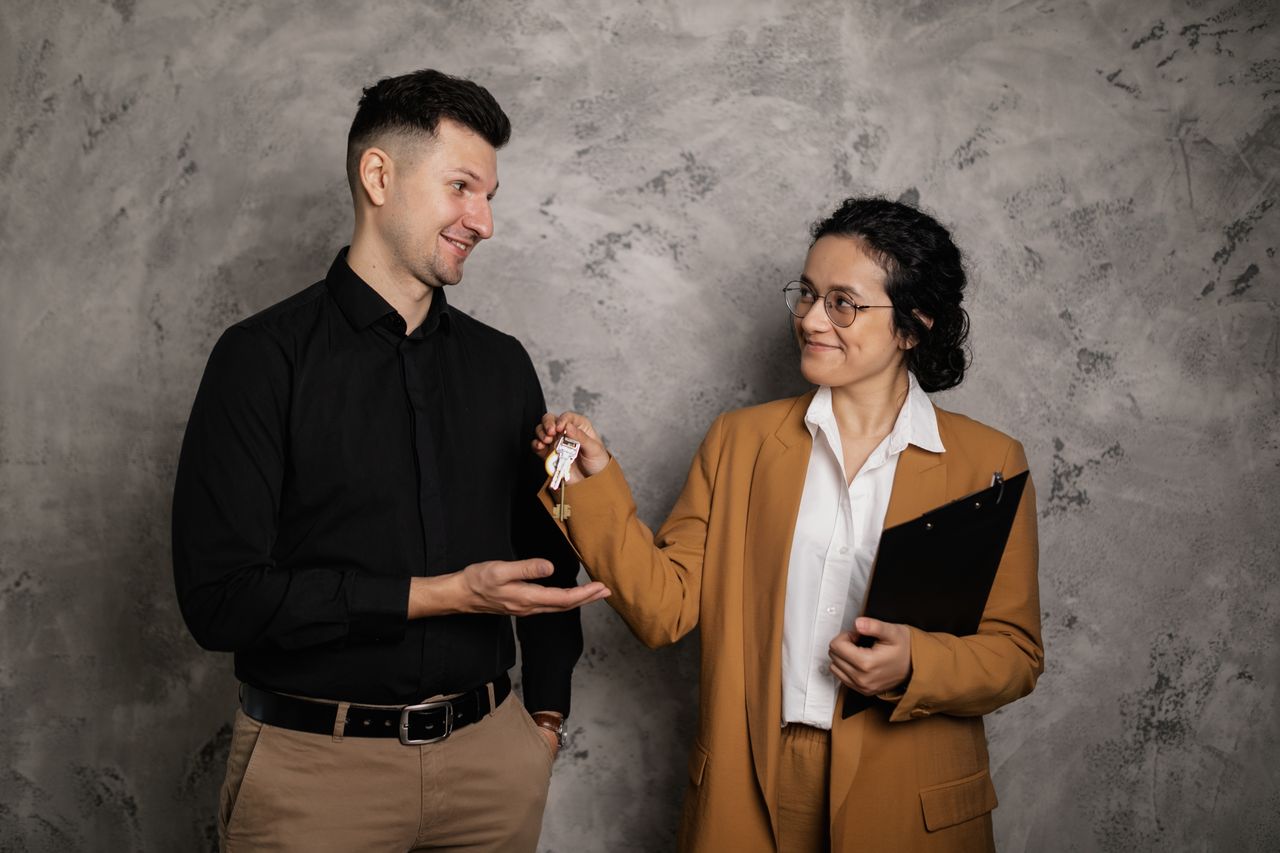 Real estate agent giving the keys to the buyer. Image by Pexels