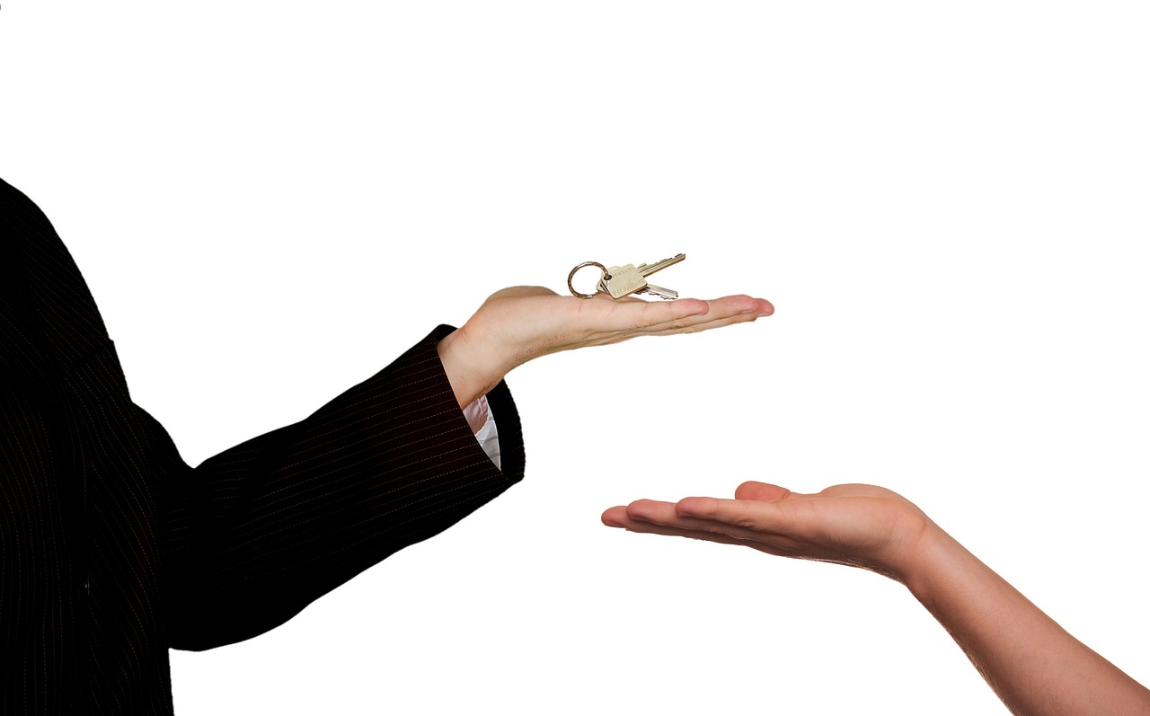 Person holding keys in their hands. Image by Pixabay