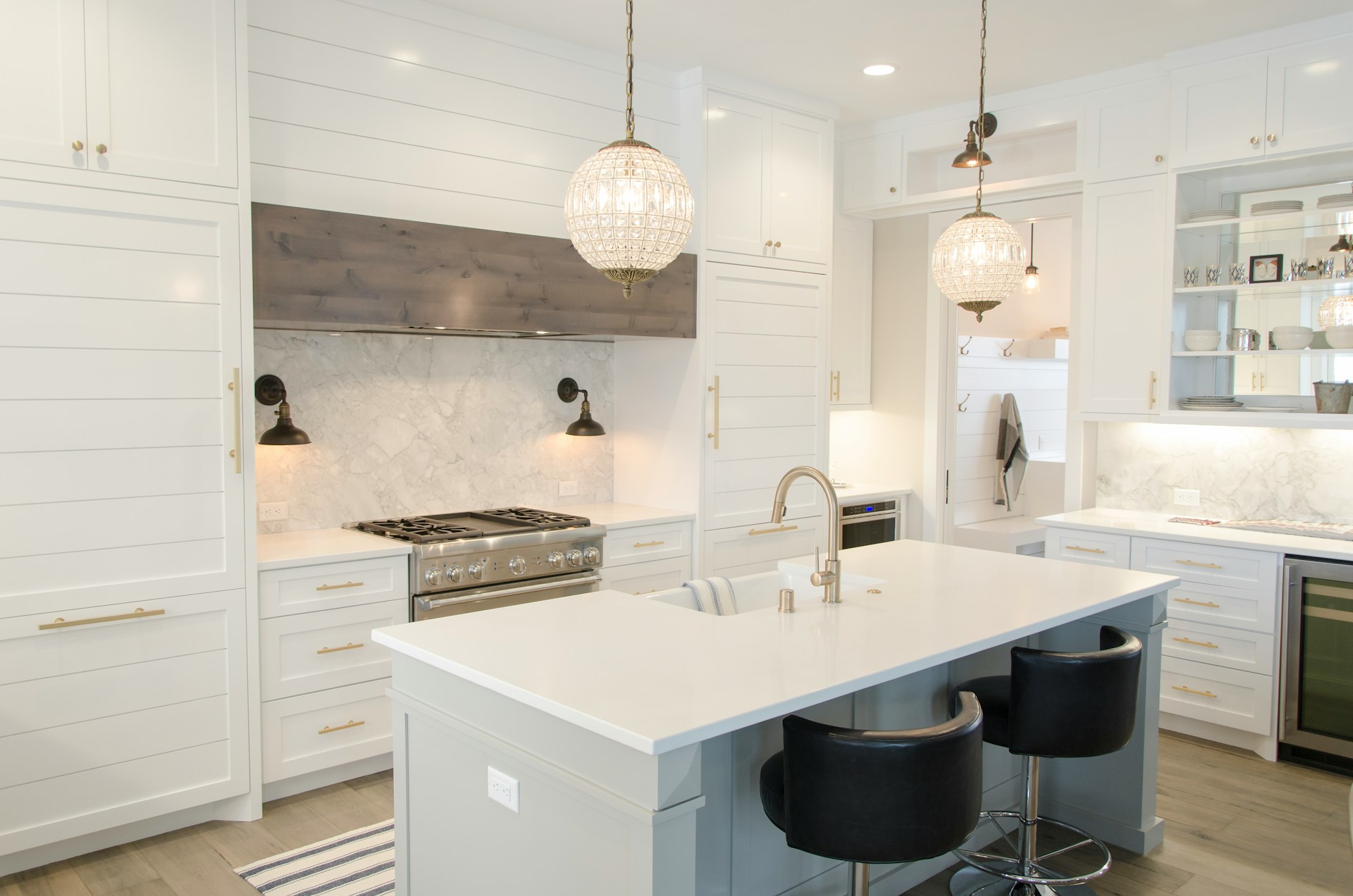 Modern kitchen with white cabinets. Image by Aaron Huber Unsplash