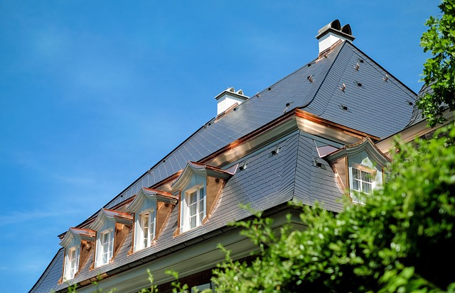 Slate rood, house with gable windows. Image by Pixabay