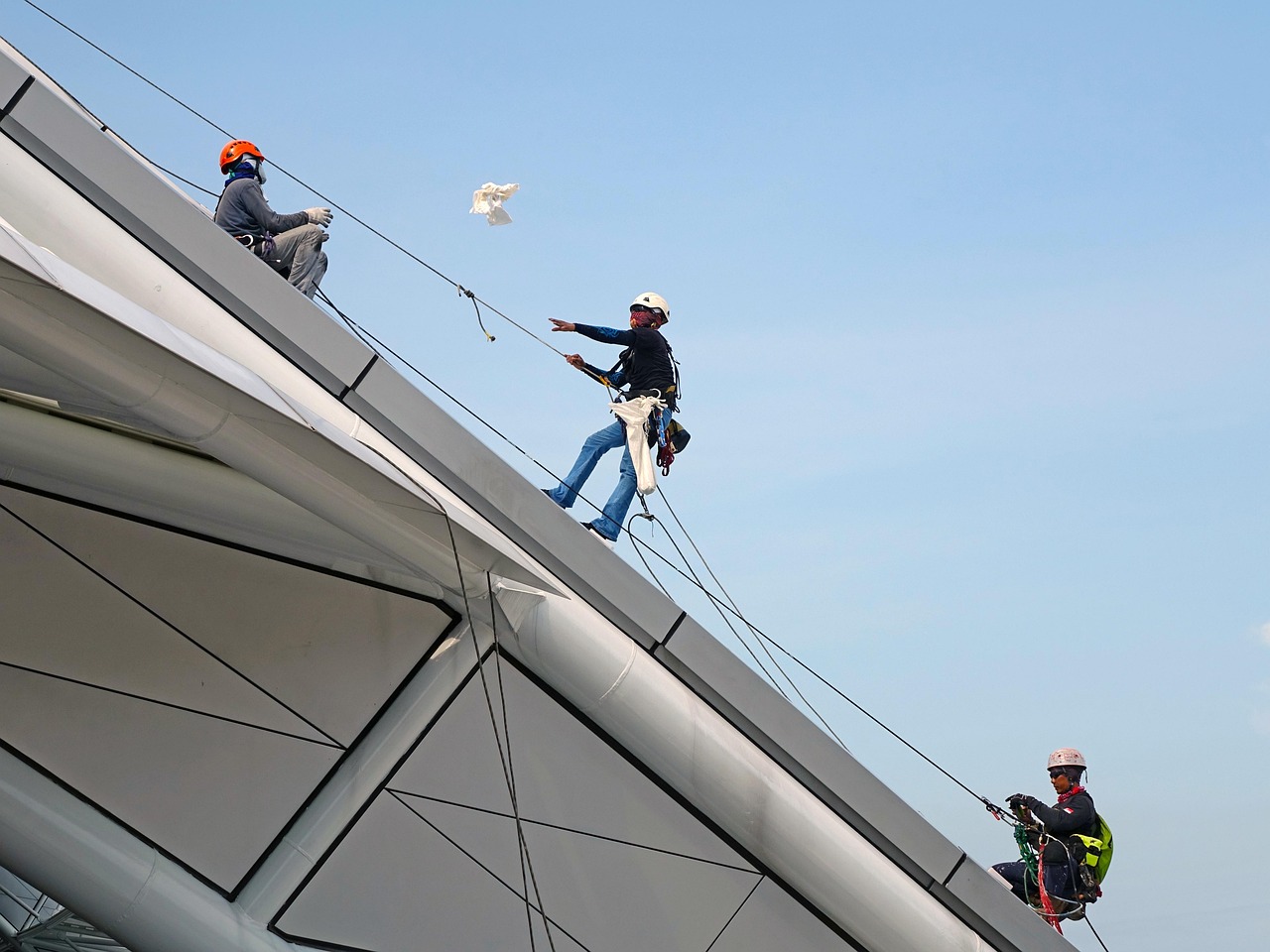 People rappelling from roof. Image by Pixabay