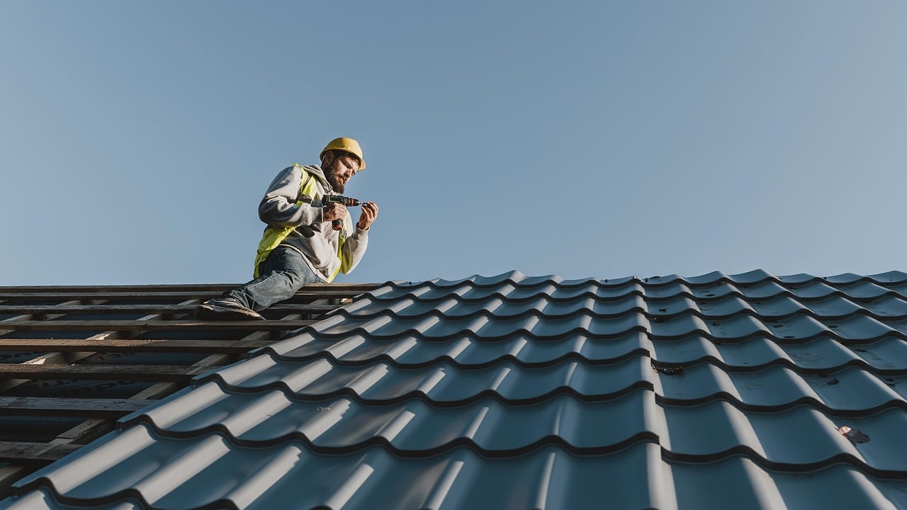 Roofing contractor on a roof. Image by Pixabay