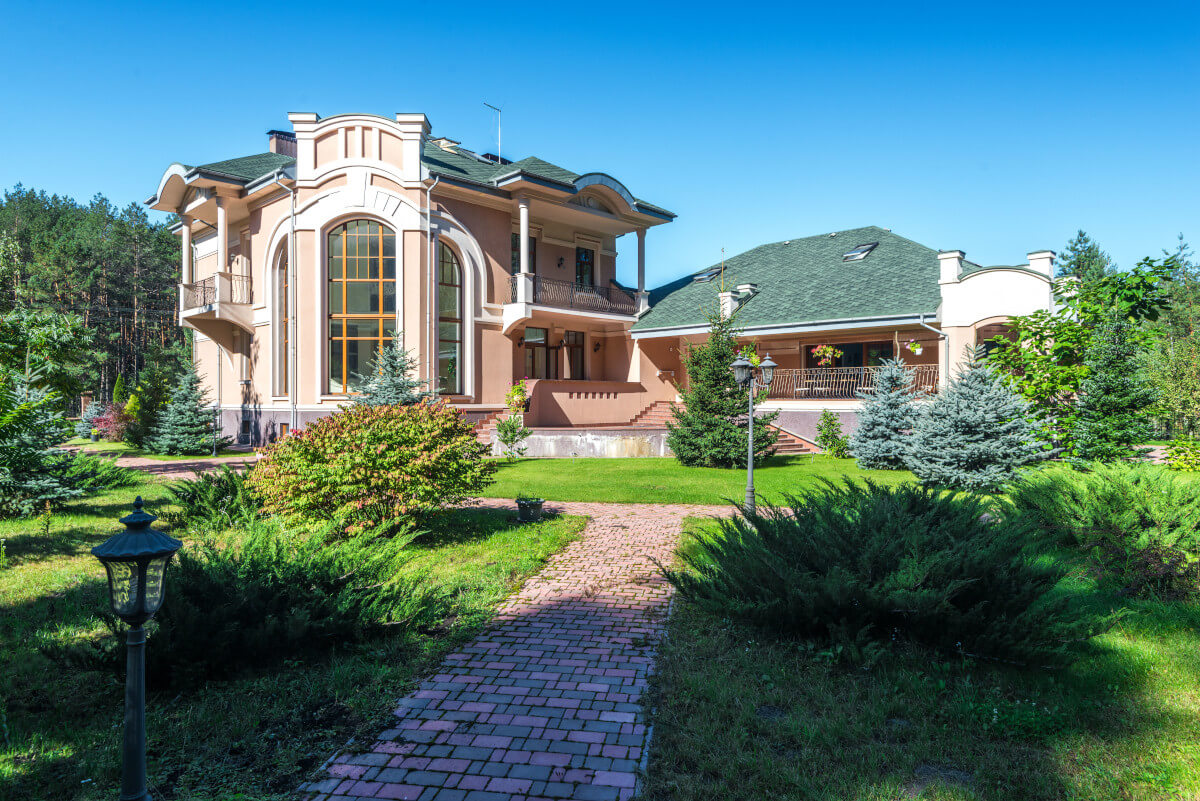 Clear sky over an elegant renovated Canadian luxury mansion with heritage architecture and modern updates. Image via Pexels