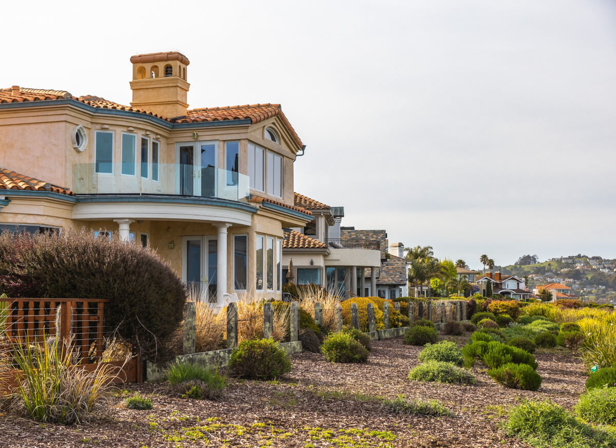 Row of renovated luxury homes with heritage character and modern updates representing current Canadian design trends. Image via Pexels