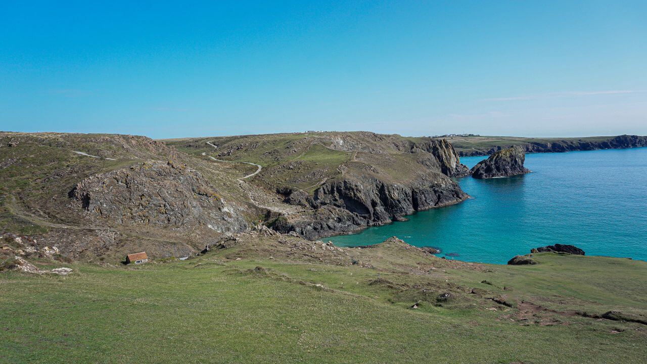Explore the breathtaking cliffs and turquoise waters of Kynance Cove, a top UK tourist spot. Image by Pexels