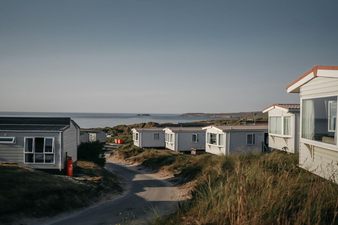 Tranquil seaside view of static caravans by the coast during summer. Image by Pexels