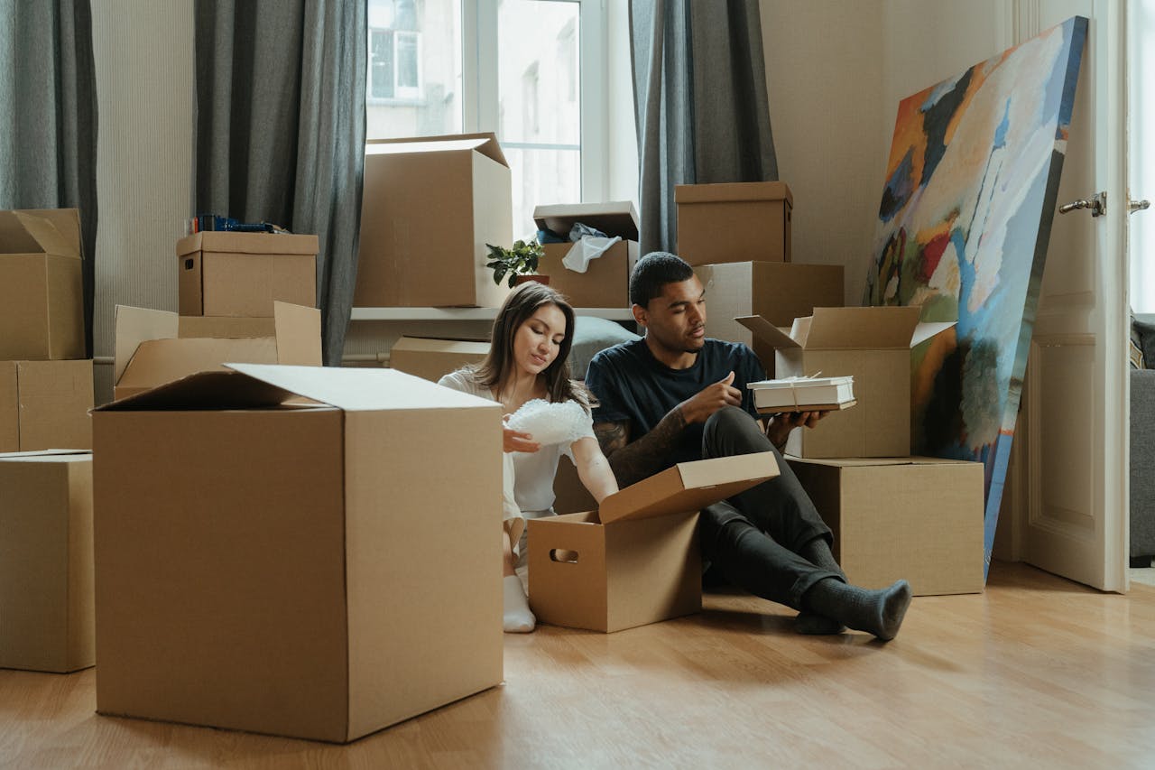 2 people packing boxes. Iamge by Pexels