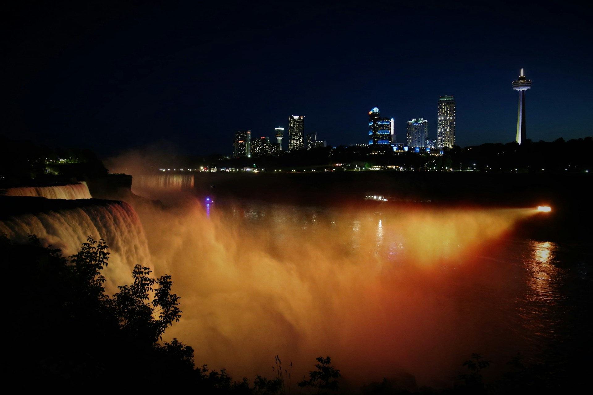 Niagara falls at night, apartmens in the background. Image by Unsplash