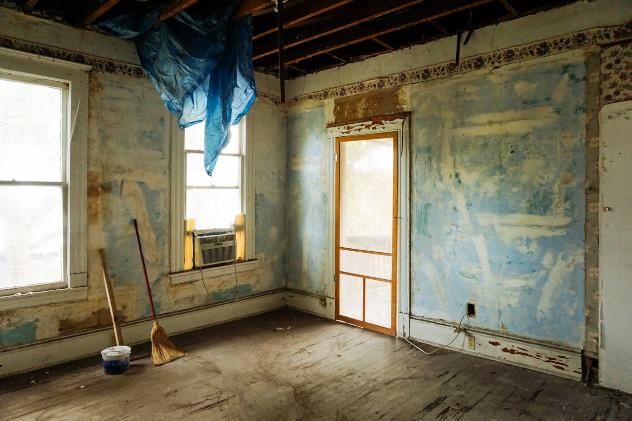 Room in need of renovation. Image by Pexels