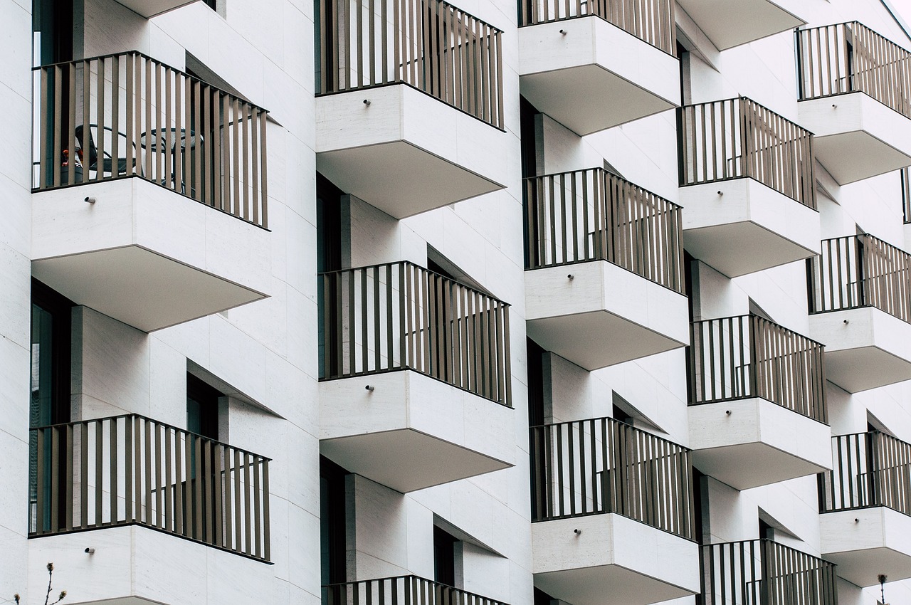 Large, white building. Multiple balconies. Image by Pixabay
