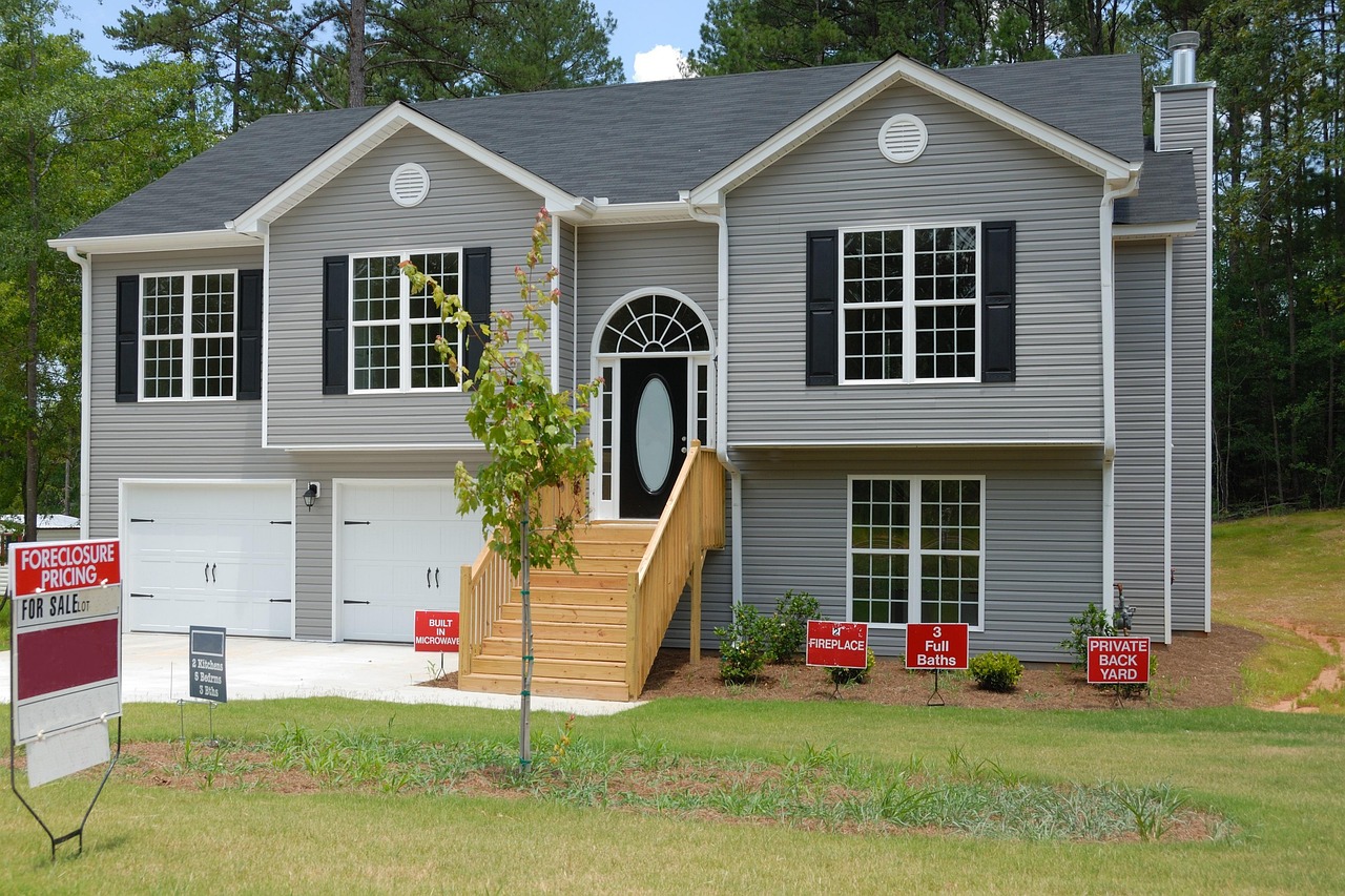 Foreclosure pricing, for sale sign in front of a hew house. Image by Pixabay