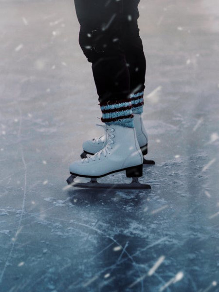 skates on ice