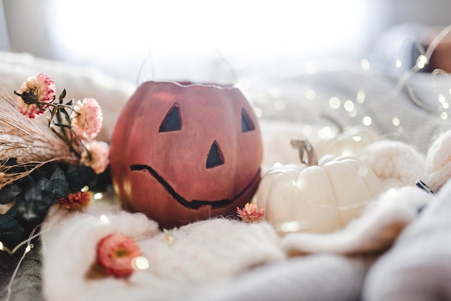 Halloween decorations, pumpkin, klighting, flowers