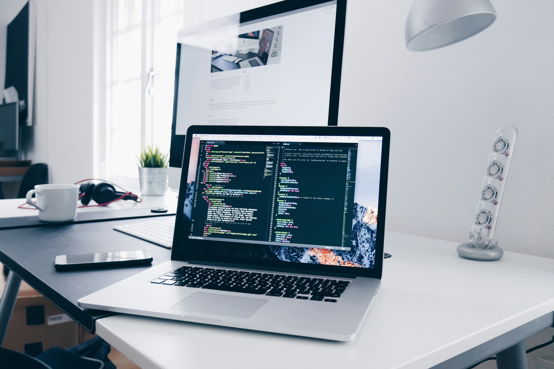 Digital screens, technology. Image by Unsplash