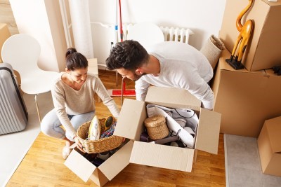 2 people packing boxes