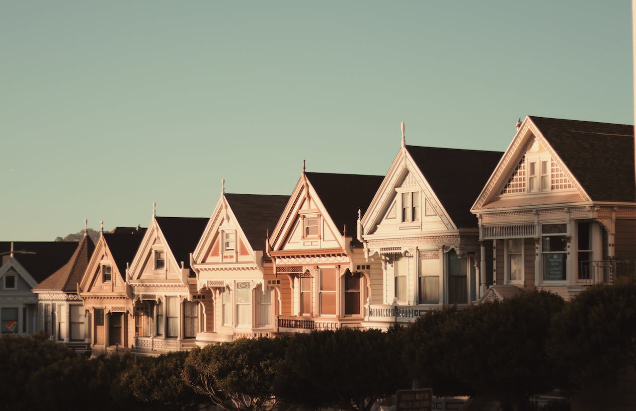Many houses in a row. Image by Pexels